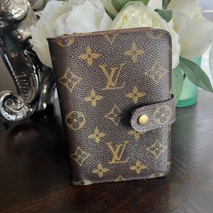 Louis Vuitton VINTAGE Passport wallet with snap closure and Zippy pocket